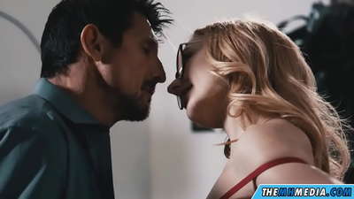 ಕೊಳಕು ಹೊಂಬಣ್ಣದ ಜೊತೆಗೆ ರೋಮ್ಯಾಂಟಿಕ್ ಲೈಂಗಿಕತೆ